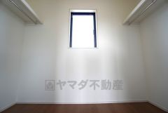 同仕様写真。ハンガーパイプ付で散らかりがちな洋服類もきれいに整理できます。使用頻度が少ないものは枕棚の上に、足元には3段ボックスを置いて、フル活用できるクローゼットです＾＾