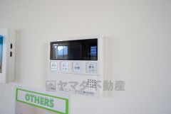 キッチン横からお湯張り、追い炊き、足し湯がボタン一つで楽々操作できる給湯機リモコンです＾＾忙しい夕飯の準備の時間帯に重宝しますね。