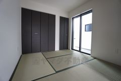 リビングからの続き間として和室をご用意しました。普段はリビングとつなげて開放的なスペースとして。来客時には客間としてお使いいただけます。