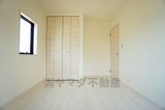 同仕様写真。住む人のこだわりを活かす洋室＾＾日当たりがよく、寝室としての利用もおすすめ。広めのクローゼットもあり荷物もすっきり片付けれ、ゆとりのある暮らしが出来ます＾＾