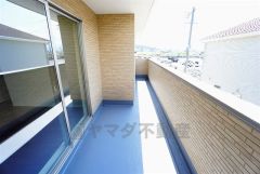 同仕様写真。南側に面したバルコニーは日当たり良好です。お洗濯物も気持ちよく干せそうです。