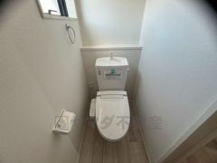 温水洗浄機付トイレです。節水機能もあるので、安心して使えますね。もちろん、1階2階の2ヶ所にトイレがあるので、忙しい朝にもゆとりができますね。