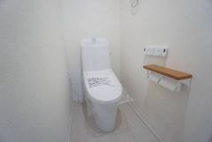 温水洗浄機付トイレです。節水機能もあるので、安心して使えますね。節水・静音設計でエネルギーを効率よく使用し省エネ。汚れをガードする構造でサッと一拭き、お手入れが簡単。