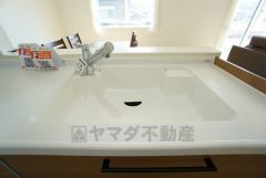 広々とした凸型シンクに洗剤ポケットを標準装備。大きなお鍋など洗いやすいです。洗剤や石鹸、スポンジもすっきりできる収納付き。