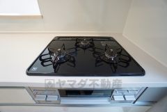 3口コンロなので、効率よく調理ができます。毎日のお料理が楽しくなりますね。