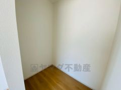 収納力豊富なウォークインクローゼット付き。洋服や小物などを1箇所にまとめて美しい収納を実現します。