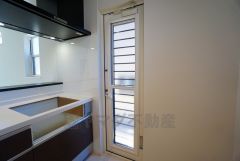 生ごみの仮置きに重宝する勝手口付きのキッチン＾＾　生ごみの臭いに悩まされることがなくなりますね。