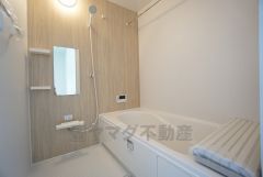 1日の疲れを癒すくつろぎのバスルーム。足を伸ばしてもゆったりと入れるサイズです。お子様と一緒にお風呂に入っても狭くないですね^^