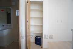 キッチン横可動棚式パントリー。食器やキッチン用品、食料品の保存に便利です＾＾可動棚式なので高さのある物もスッキリ収納できます＾＾