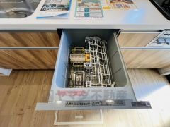 お手入れが簡単なスリム型レンジフードです。調理により発生する油煙や臭いを吸い込み、屋外へ排気してくれます。