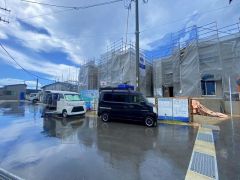 前面道路は6ｍと駐車がスムーズにできます＾＾ 居住者のみの通行で交通量が少なく小さなお子様がいるご家庭も安心です＾＾