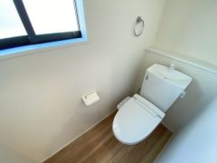 温水洗浄機付トイレです。節水機能もあるので、安心して使えますね。もちろん、1階2階の2ヶ所にトイレがあるので、忙しい朝にもゆとりができますね。
