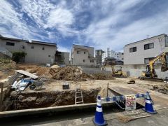 カースペースは停めやすい並列駐車2台付き。ご夫婦で1台ずつ所有できます＾＾ 敷地面積広々59坪。小中学校まで徒歩8分圏内とお子様の通学が安心です＾＾