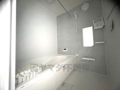 1日の疲れを癒すくつろぎのバスルーム。足を伸ばしてもゆったりと入れるサイズです。お子様と一緒にお風呂に入っても狭くないですね^^