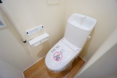 温水洗浄機付トイレです。節水機能もあるので、安心して使えますね。2ヶ所にトイレがあるので、忙しい朝にもゆとりができますね。
