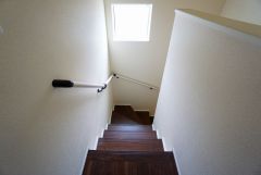 ご年配の方でも安心できる、手すり付き階段です＾＾段差も低めで設定されてますので安全性にも優れてますね＾＾