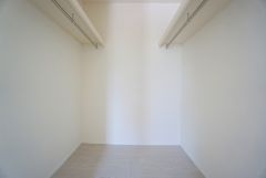 ウォークインクローゼットには扉を付けていないので部屋がより広く感じられますね。毎日のコーディネートが楽しくなります＾＾