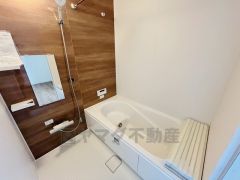 1坪サイズの浴室は、足をのばしてリラックスできます。浴室乾燥機付きなので、雨の日も気にせず洗濯物が干せます。
