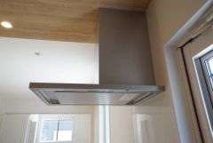 調理により発生する油煙や臭いを吸い込み、屋外へ排気してくれます。