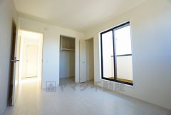 住む人のこだわりを活かす洋室＾＾日当たりがよく、寝室としての利用もおすすめ。広めのクローゼットもあり荷物もすっきり片付けれ、ゆとりのある暮らしが出来ます＾＾