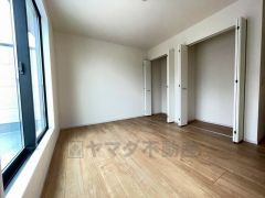 住む人のこだわりを活かす洋室＾＾日当たりがよく、寝室としての利用もおすすめ。広めのクローゼットもあり荷物もすっきり片付けれ、ゆとりのある暮らしが出来ます＾＾