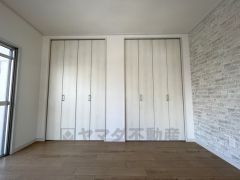 リビングには収納量たっぷりWクローゼット完備。日用品や掃除用品、衣類などもスッキリ収納できます。