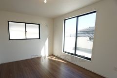 同仕様写真。全居室にはたっぷり収納できる大型クローゼットを設置しています。窓には断熱性・保温性にすぐれ、省エネ効果のあるペアガラスを採用。冬には結露を防止します。