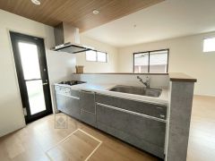 対面式カウンターキッチンでお子様の様子が見守れます。カウンタートップは耐熱性に優れており、日ごろのお掃除もふき取るだけでＯＫ。ステンレスシンクも簡単にお掃除できますよ。