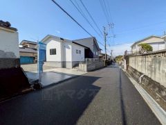 前面道路は交通量が少なく、小さなお子様がいるご家庭も安心です＾＾ カースペースは停めやすい並列駐車4台付き。