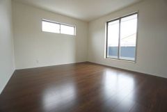 同仕様写真。住む人のこだわりを活かす洋室＾＾日当たりがよく、寝室としての利用もおすすめ。広めのクローゼットもあり荷物もすっきり片付けれ、ゆとりのある暮らしが出来ます＾＾