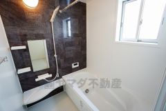 同仕様写真。1日の疲れを癒すくつろぎのバスルーム。足を伸ばしてもゆったりと入れるサイズです。お子様と一緒にお風呂に入っても狭くないですね^^