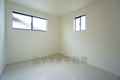 2面採光を確保した明るい室内は、風通しも良く、大変居心地の良い空間となっております。爽やかな風を感じて起きる朝は、快適生活の始まりに。