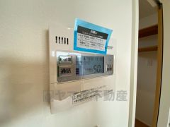 給湯器リモコンはキッチン横からボタンひとつで操作が楽々。通話ボタン付きでお子様とも会話ができて安心です。