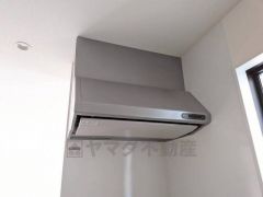 レンジフード。調理により発生する油煙や臭いを吸い込み、屋外へ排気してくれます。