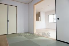 同仕様写真。リビングからの続き間として和室をご用意しました。普段はリビングとつなげて開放的なスペースとして。来客時には客間としてお使いいただけます。