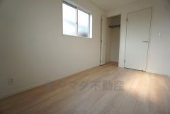 木目調のシンプルデザインで落ち着きと安らぎの空間に仕上げています。各部屋に収納が完備されているので、お荷物が多くなっても安心の設計です。