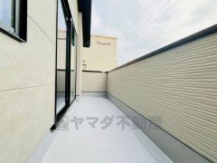 南西側に面した大型のバルコニーは日当たり良好です。お洗濯物も気持ちよく干せそうです。テーブルとイスを置いてカフェタイムや日光浴、星を眺めたりも良いですね^^