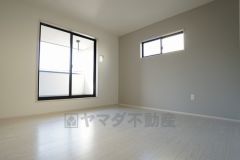 同仕様写真。2面採光を確保した明るい室内は、風通しも良く、大変居心地の良い空間となっております。爽やかな風を感じて起きる朝は、快適生活の始まりに。