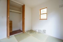 リビングからの続き間として和室をご用意しました。普段はリビングとつなげて開放的なスペースとして。来客時には客間としてお使いいただけます。