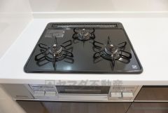 同仕様写真。3種類の料理が同時に調理できる、3口ガスコンロ。忙しい夕食の支度時間が短縮できて効率よくお料理が楽しめます。