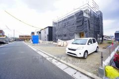 前面道路は西側約6.2ｍ。幅広いため車の離合はスムーズです＾＾車通りが少ないため、小さなお子様がいるご家庭でも安心です＾＾