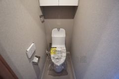 節水・静音設計でエネルギーを効率よく使用し省エネ。汚れをガードする構造でサッと一拭き、お手入れが簡単。手洗い付き。