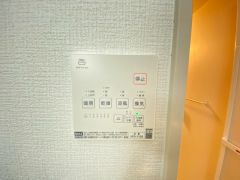 浴室暖房乾燥機には、暖房、乾燥、涼風、換気の4つの機能が付いています。タイマー付きです。
