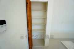 同仕様写真。キッチン横パントリー収納。食器やキッチン用品、食料品の保存に便利です＾＾高さのある物もスッキリ収納できます＾＾