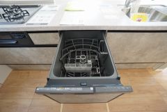 家事の時間が短縮できる食器洗浄乾燥機付。後片付けもラクラクです。 食器を洗う手間が減るので家族とのコミュニケーションの時間や自分の時間が増えますね。