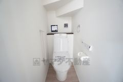 温水洗浄機付トイレです。節水機能もあるので、安心して使えますね。もちろん、1階2階の2ヶ所にトイレがあるので、忙しい朝にもゆとりができますね。