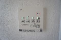 雨の日の洗濯も安心できる浴室暖房乾燥機付き浴室。リモコンで操作もボタン1つで簡単。 浴室暖房乾燥機には、暖房、乾燥、涼風、換気の4つの機能が付いています。タイマー付きです。