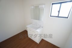 同仕様写真。三面鏡つき洗面台。鏡裏にたっぷりとした収納スペースがあります。鏡を閉めてしまえば小物は見えないため、スッキリとした印象の洗面台にできます。