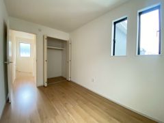 木目調のシンプルデザインで落ち着きと安らぎの空間に仕上げています。各部屋に収納が完備されているので、お荷物が多くなっても安心の設計です。