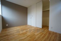 住む人のこだわりを活かす洋室＾＾日当たりがよく、寝室としての利用もおすすめ。広めのクローゼットもあり荷物もすっきり片付けれ、ゆとりのある暮らしが出来ます＾＾